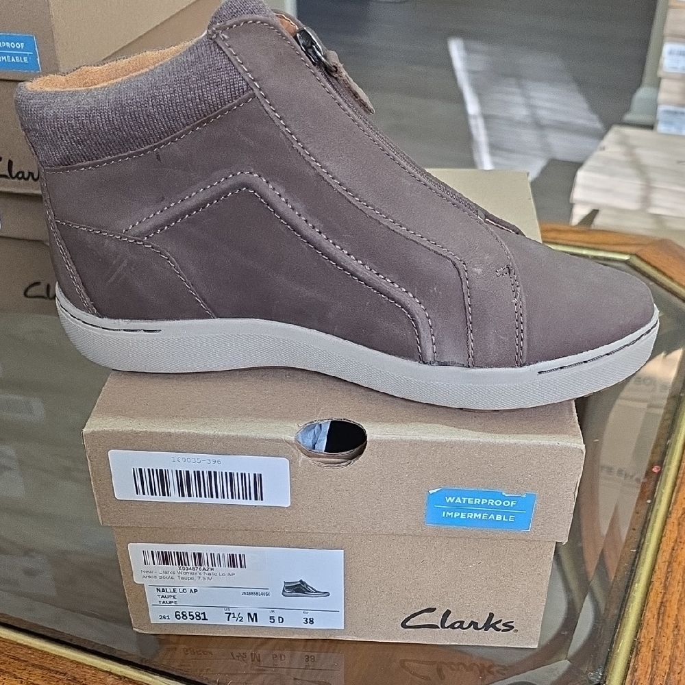 Clarks Women's Nalle Lo Ap Taupe Sneakers